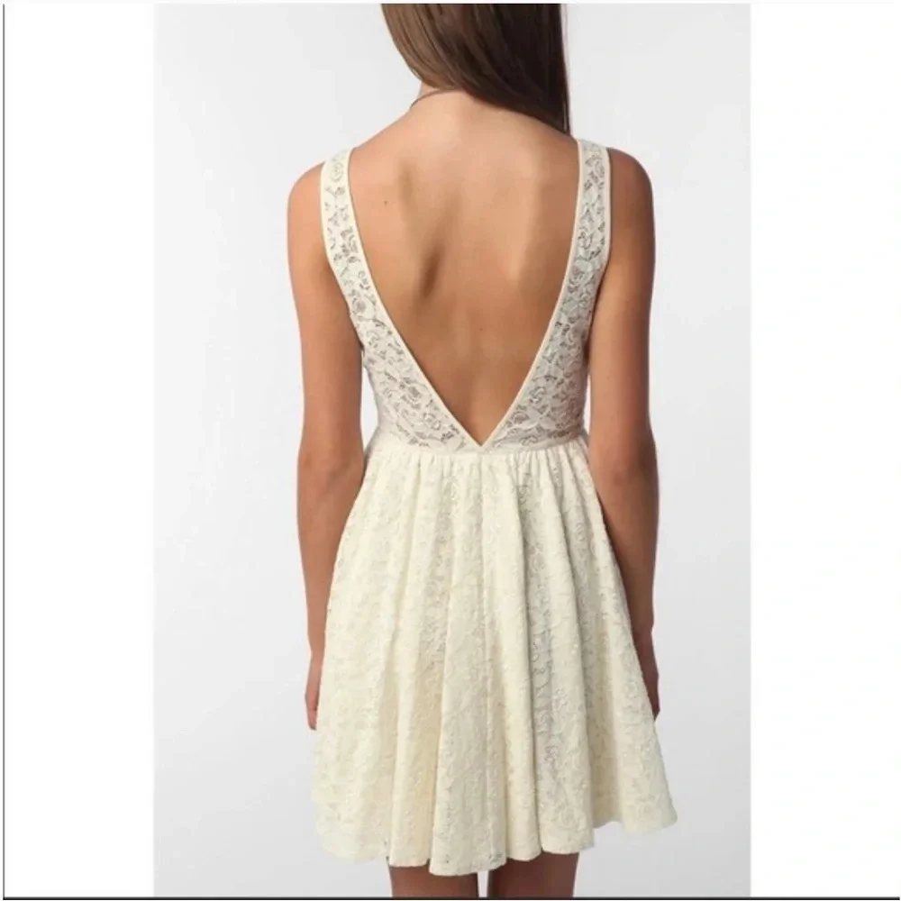 Pins and Needles Lace Dress, size 2 - Picture 9 of 9